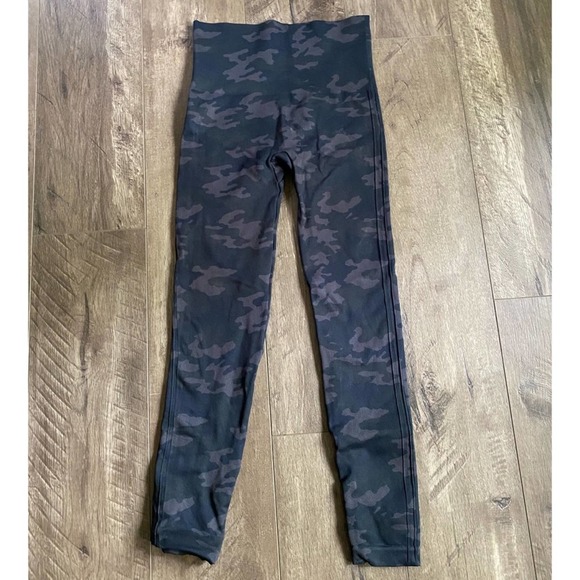 NEW Spanx Look at Me Now Seamless Leggings Black Camo S - Picture 2 of 3